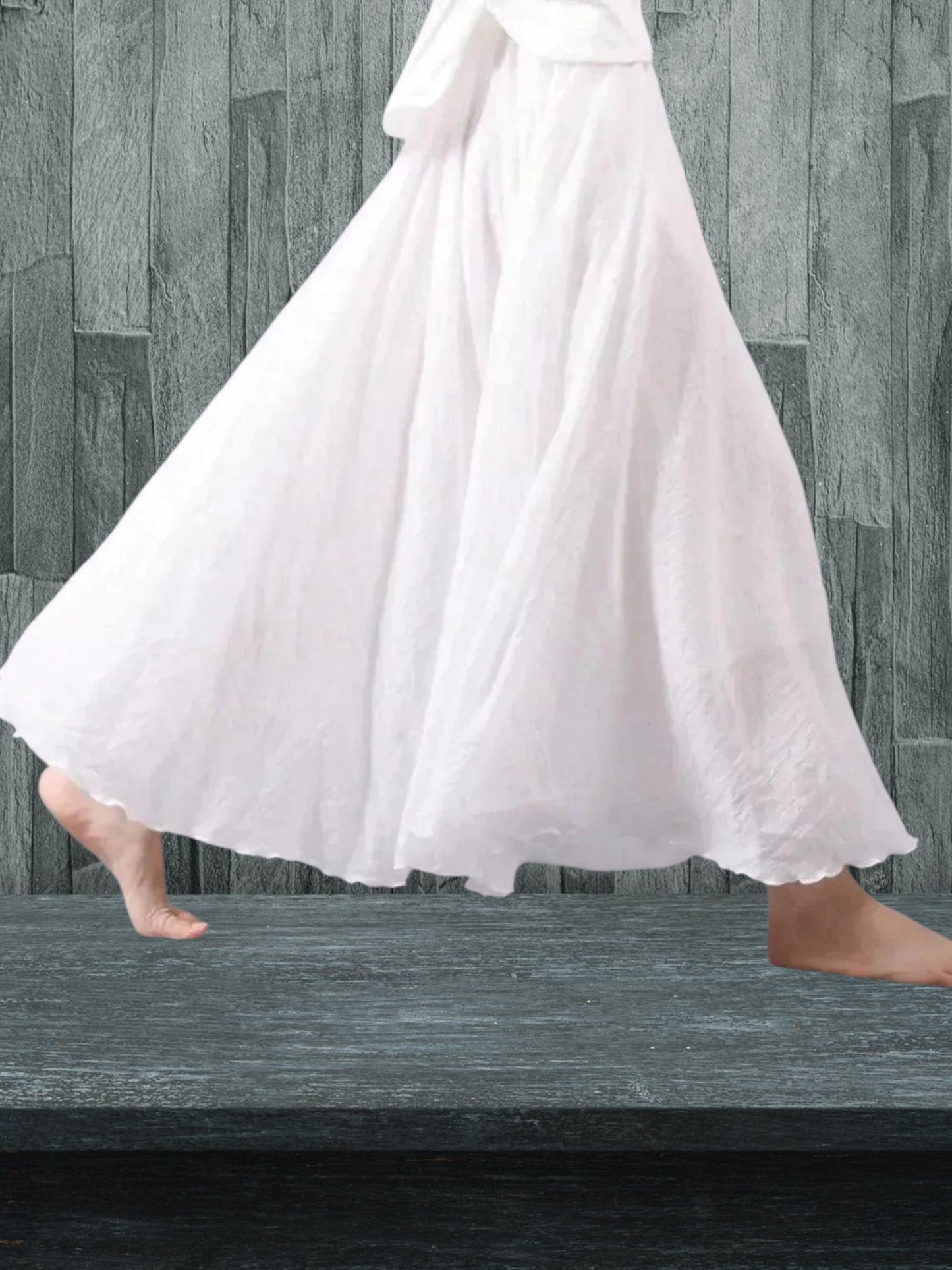Flowy lightweight maxi skirt with pleated waist | white